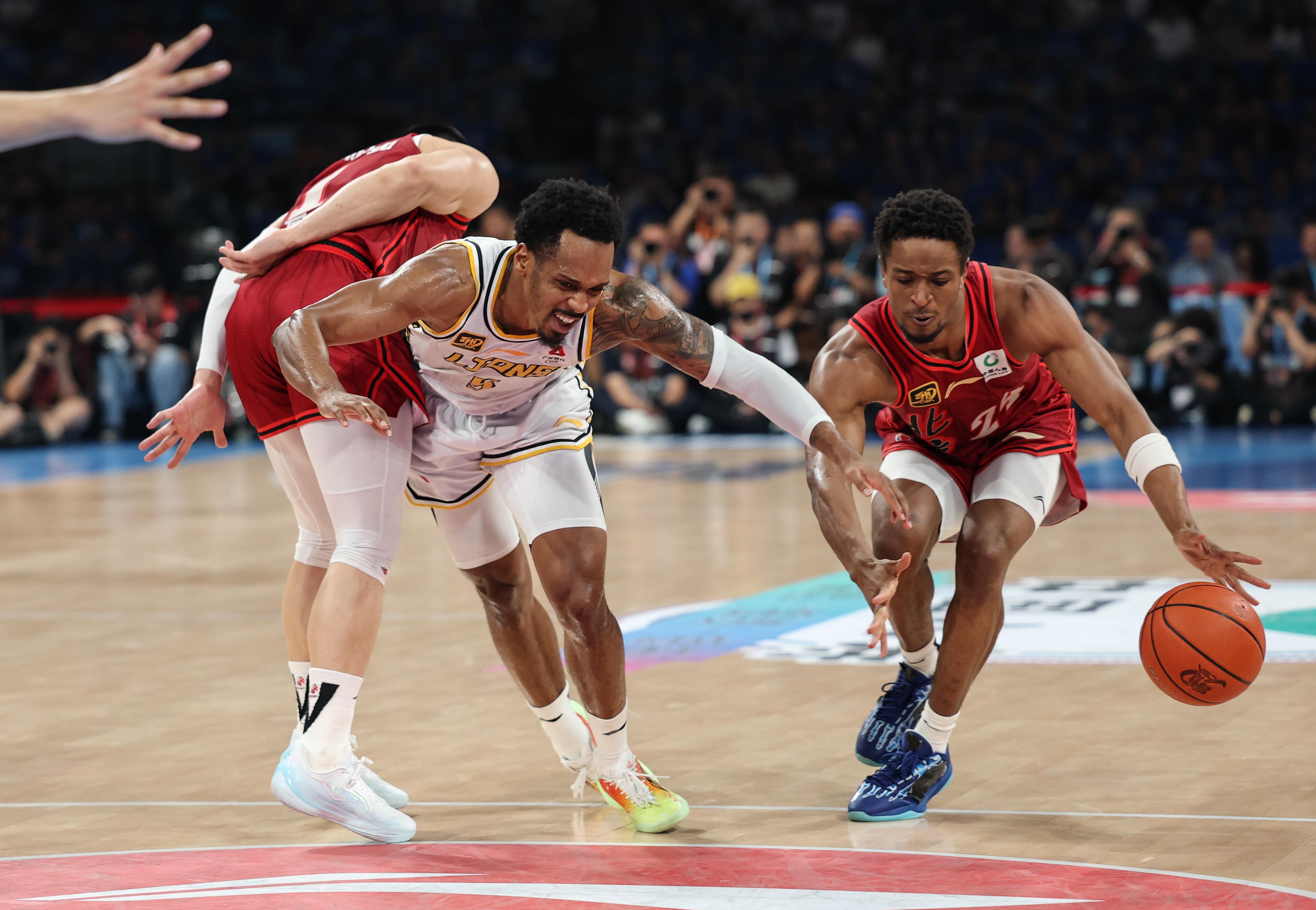 9体育-奥兰多魔术发布备战花絮；集结日内部沟通；CBA季后赛任务艰巨；赛程密集仍需轮换(克里夫兰骑士vs奥兰多魔术)